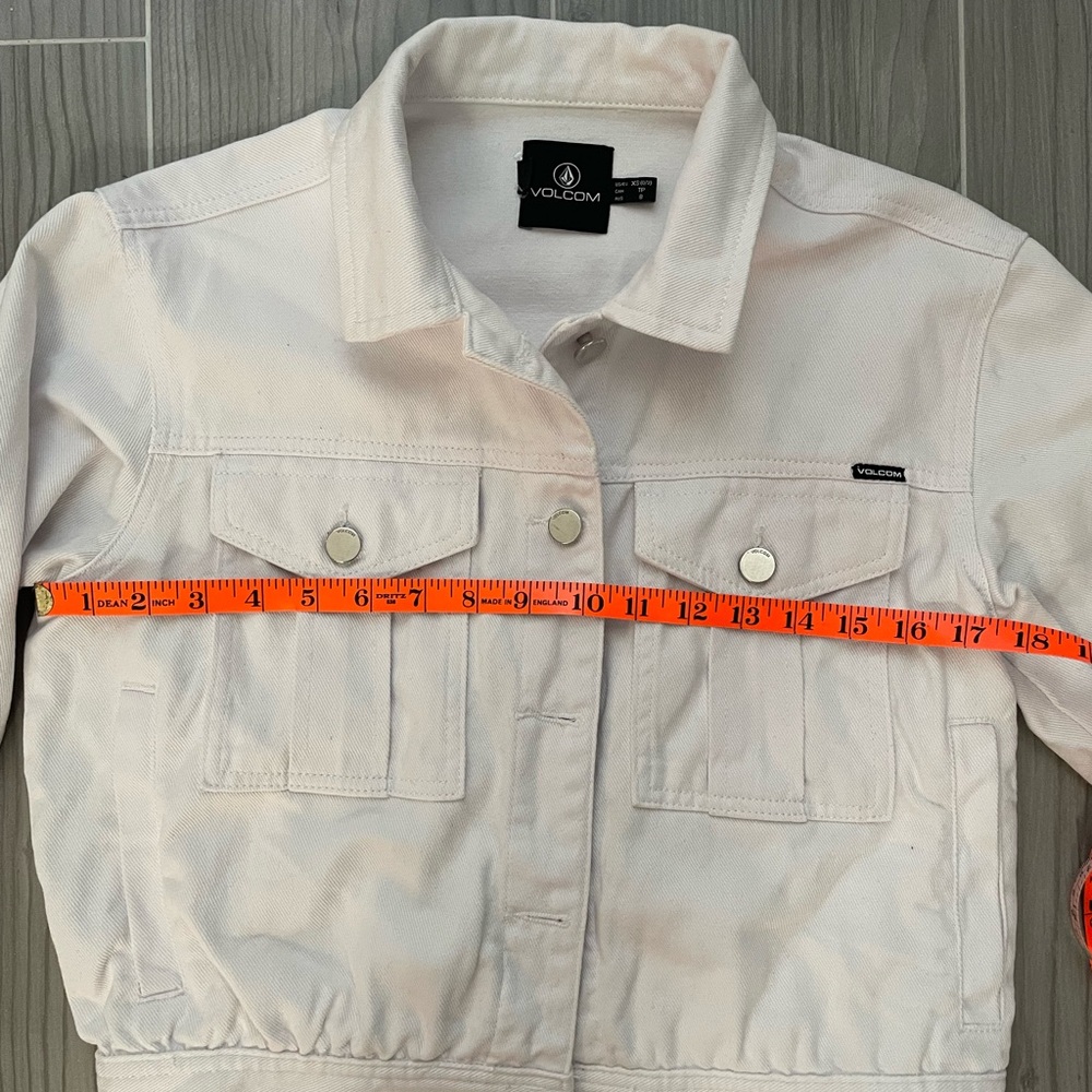 White Volcom Cropped Jean Jacket - Picture 8 of 9